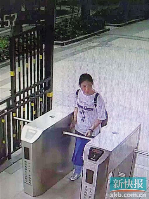 小區(qū)監(jiān)控拍到,保姆“李晴”于14日下午1時(shí)55分背著官女士的背包離開(kāi)。均為當(dāng)事人供圖