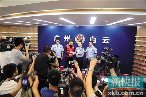 因舉報涉毒案件線索而獲獎的“快遞小哥”戴著面具領(lǐng)取獎金。