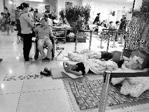 協(xié)和醫(yī)院門外商販出租的床，12小時500元。