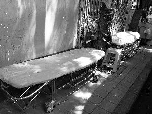 天壇醫(yī)院外商販出租的床，一天350元。汪慧賢/攝