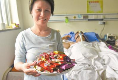 下周三兩人有望拿到結(jié)婚證，21日，喜氣洋洋的楊曉華已經(jīng)準(zhǔn)備好了喜糖。