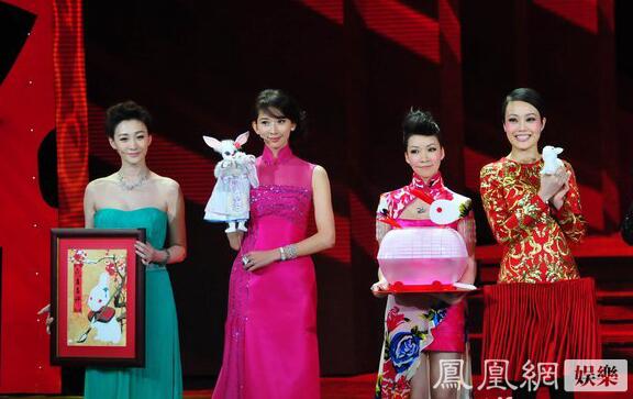 一直覺得長得奇怪的景甜，跟劉天仙的合影，竟然還不錯(cuò)。