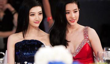 除了白，在合影中還有另外一個(gè)制勝法寶，就是——高。