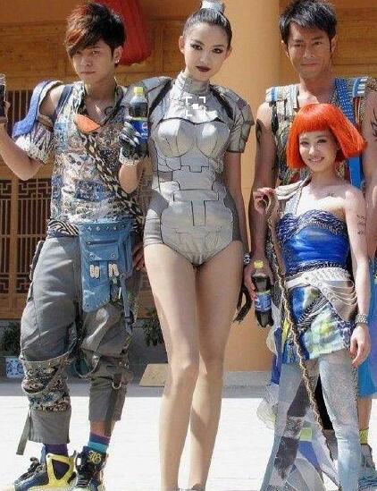 在張梓琳面前，章子怡的胸才到人家腰線的位置……