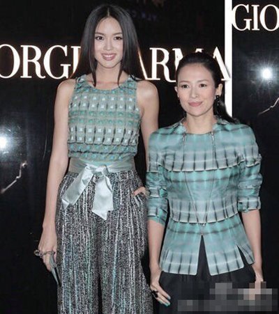 就算氣場絕對(duì)強(qiáng)大的貝嫂，跟張梓琳合影幾乎可以讓人忽視