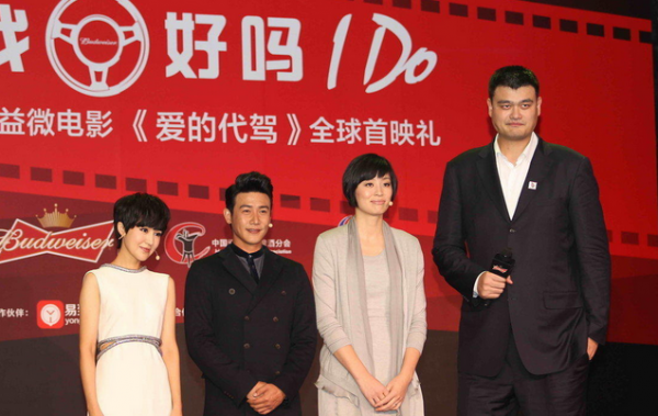 易建聯(lián)與姚明的合影本來好好的，丁俊暉一出現(xiàn)，立馬變“深V”，心疼小暉一秒