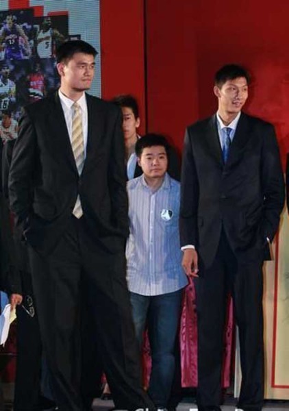 鄧超夫婦以及于嘉、林書豪，放在人群里都是不錯(cuò)的身高，顯然，他們選錯(cuò)了參照物。