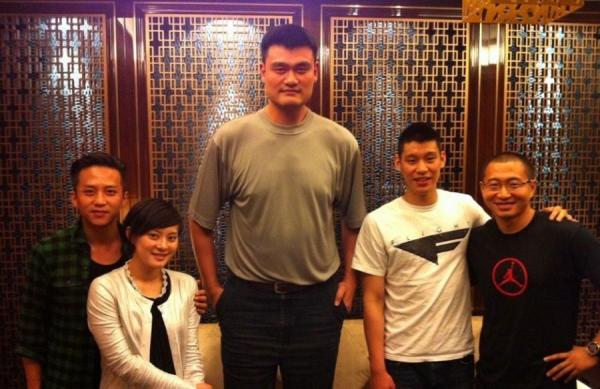 姚明+曾志偉，心疼兩人的脖子……