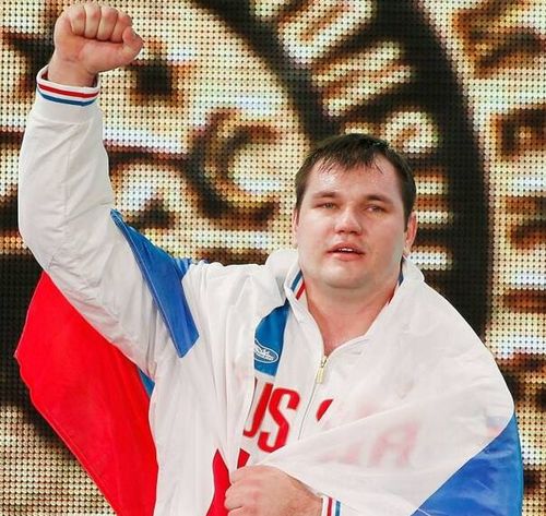 圖為2015年11月28日，阿列克謝·洛夫切夫在2015舉重世錦賽男子105公斤級(jí)頒獎(jiǎng)儀式上慶祝。