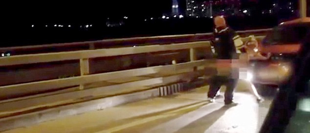 當(dāng)過往司機(jī)發(fā)現(xiàn)這對夫婦在立交橋上的奧迪汽車引擎蓋上“嘿咻”時(shí)，許多人靠邊停車觀看。（視頻截圖）