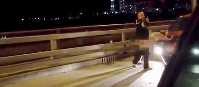 許多人拍攝到這對夫婦在引擎罩上“表達(dá)愛意”的方式，而男子甚至轉(zhuǎn)過頭來看鏡頭。（視頻截圖）