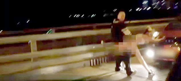 盡管許多人圍觀，但這對夫婦似乎對于露天表演毫不在意。（視頻截圖）