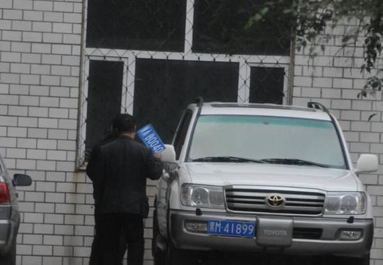 程父與程的“司機”在居住小區(qū)內(nèi)將黑AB0040車牌更換為黑M41899車牌，倆車牌號均為空號