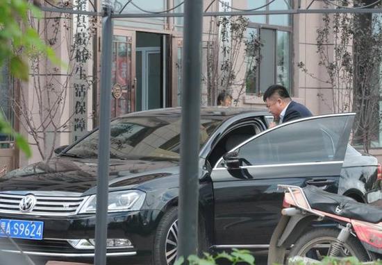 程海濤局長駕駛的假牌車，停在縣低保局門前