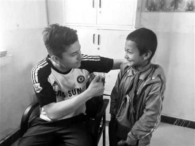 男孩為買足球4個(gè)月攢39元 眾人被感動(dòng)捐款捐物 男孩為買足球4個(gè)月攢39元 眾人被感動(dòng)捐款捐物