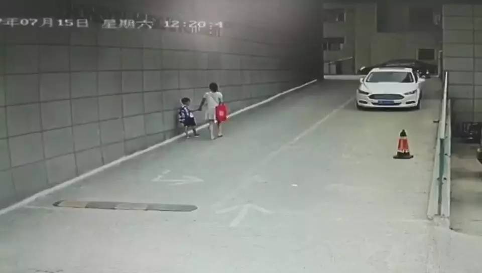 單親媽媽被兩陌生男子打得渾身是血6歲兒子被嚇哭 單親媽媽被兩陌生男子打得渾身是血6歲兒子被嚇哭