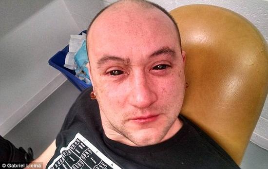 一支來自加州的研究團(tuán)隊(duì)研發(fā)了一種能使人類擁有夜視能力的藥水。該溶液由二氫卟吩e6與胰島素和生理鹽水混合而成。在往實(shí)驗(yàn)對象加西亞?里西納眼中滴入少量溶液之后，他的眼睛先是呈現(xiàn)全黑色，但在藥水被吸收之后即恢復(fù)正常。