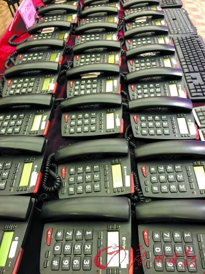 廣東警方展示偵破的跨境電信詐騙案中繳獲的作案電話。