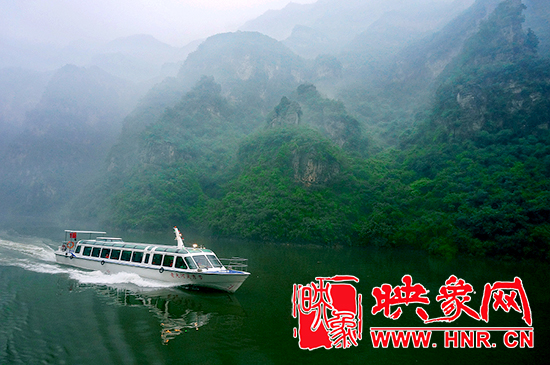 到青天河乘坐龍舟畫舫 暢游靈山秀水 到青天河乘坐龍舟畫舫 暢游靈山秀水