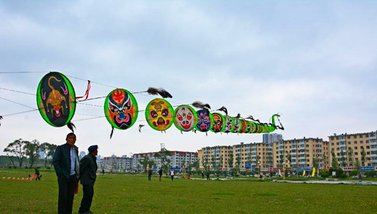 吉林舉辦風箏文化藝術節(jié) 五百風箏大比拼(圖) 吉林舉辦風箏文化藝術節(jié) 五百風箏大比拼(圖)