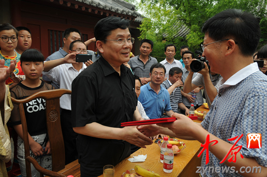 余光中、汪國(guó)真做客杜甫故里 共話詩(shī)圣家國(guó)情懷