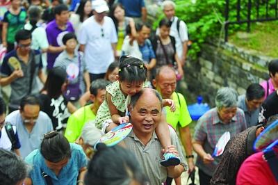 　　昨天不少老人帶著孫子孫女參加活動,明城墻對南京人而言,更多的是一種傳承。