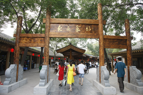 游客在清明上河園內(nèi)的東京食坊用餐 游客在清明上河園內(nèi)的東京食坊用餐