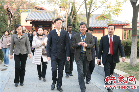 世界旅游城市市長(zhǎng)論壇與會(huì)嘉賓赴清明上河園考察