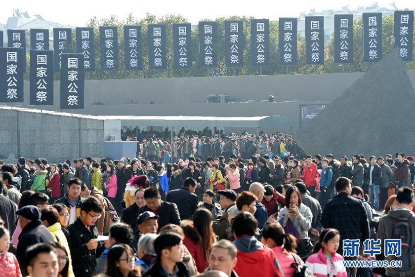 12月14日,參觀者在南京大屠殺遇難同胞紀念館參觀。　　新華社記者孫參攝