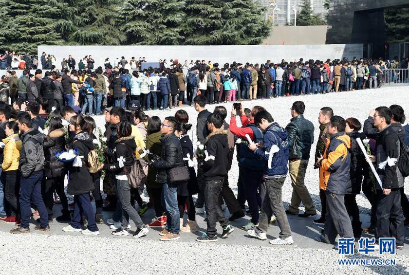 12月14日,參觀者在排隊進入紀念館展館參觀。新華社記者孫參攝