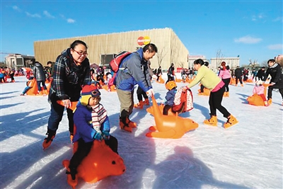 游客體驗(yàn)五棵松冰世界體育樂園。