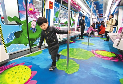 圖為試乘乘客流連忘返。