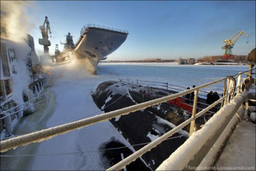 資料圖：2011年冬天正在進(jìn)行最后改裝的戈?duì)柺部品蛱?hào)航母。