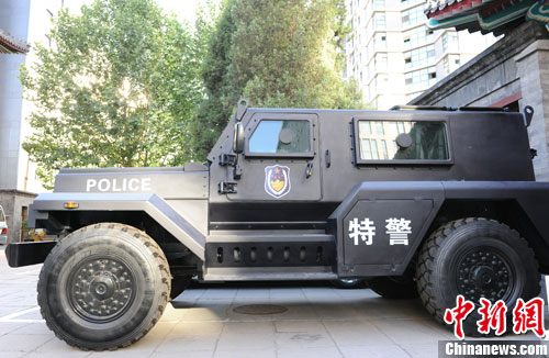 　　國產(chǎn)輕型聯(lián)合越野戰(zhàn)車側(cè)面照。張龍?jiān)茢z