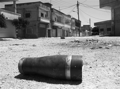 　11日，霍姆斯，政府軍和反對派武裝沖突過后留下一個彈殼。