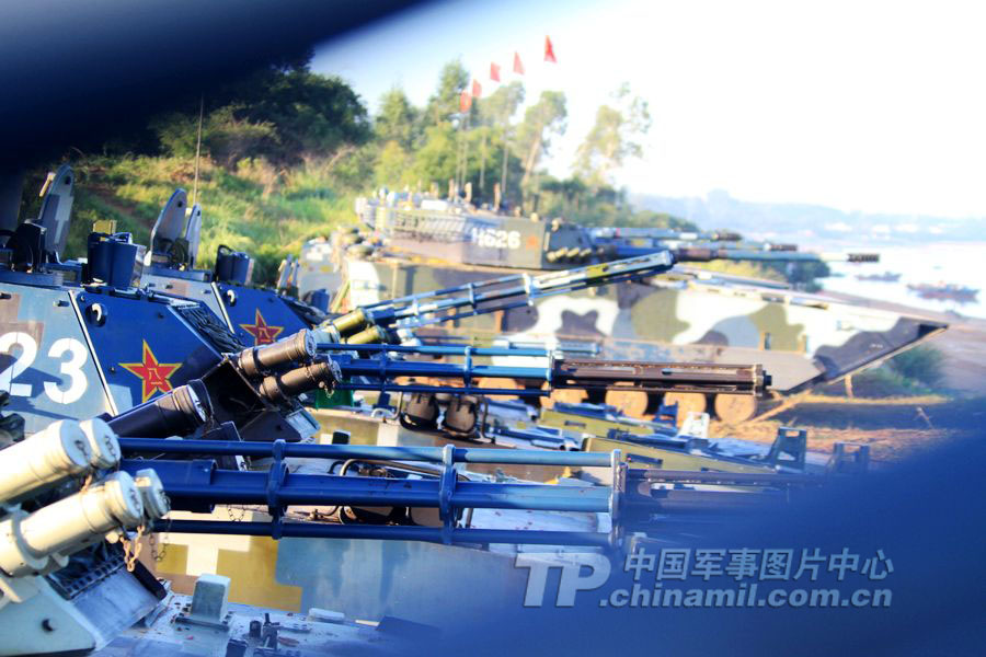 中國海軍陸戰(zhàn)旅著眼使命任務(wù) 演練多型號(hào)火炮射擊 中國海軍陸戰(zhàn)旅著眼使命任務(wù) 演練多型號(hào)火炮射擊