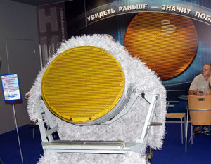 PAK FA戰(zhàn)斗機(jī)有源相控陣?yán)走_(dá)的前向天線(季霍米洛夫儀器設(shè)計(jì)科學(xué)研究院公司圖片) PAK FA戰(zhàn)斗機(jī)有源相控陣?yán)走_(dá)的前向天線(季霍米洛夫儀器設(shè)計(jì)科學(xué)研究院公司圖片)