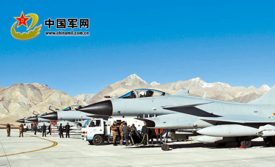 后勤官兵進(jìn)駐雪域高原機(jī)場(chǎng)提供后勤支撐。解放軍報(bào)特約記者 劉應(yīng)華攝
