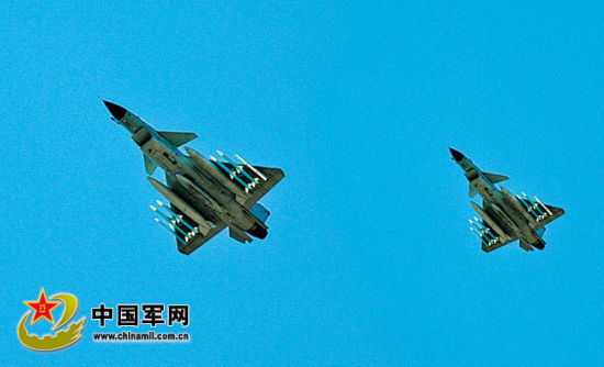 戰(zhàn)機升空開展對抗訓(xùn)練。肖燕錦攝