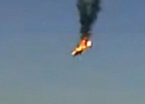 照片顯示直升機在空中被火箭擊中著火，然后墜落地面