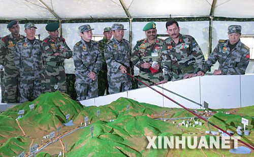 資料圖：2007年12月23日，中印陸軍聯(lián)合軍演中印參訓(xùn)指導(dǎo)組成員在進(jìn)行訓(xùn)練磋商