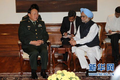 9月4日，在印度首都新德里的總理府，印度總理曼莫漢·辛格（右）會(huì)見(jiàn)中國(guó)國(guó)務(wù)委員兼國(guó)防部長(zhǎng)梁光烈。