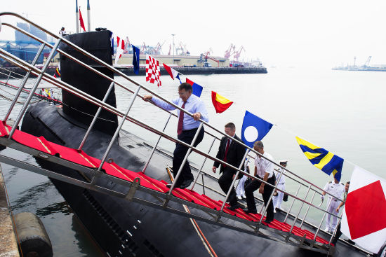 昨天，美國防長帕內(nèi)塔登上一艘中國宋級潛艇