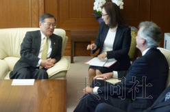 日本防衛(wèi)相森本敏(左)與美國副國務卿伯恩斯舉行會談