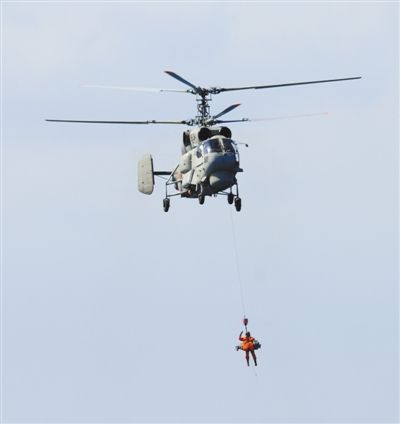 演習(xí)中，搜救直升機(jī)營救“落水人員”