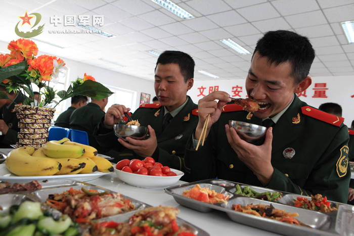 武警伙食費(fèi)漲三元：平時(shí)5菜1湯周末8菜大會(huì)餐