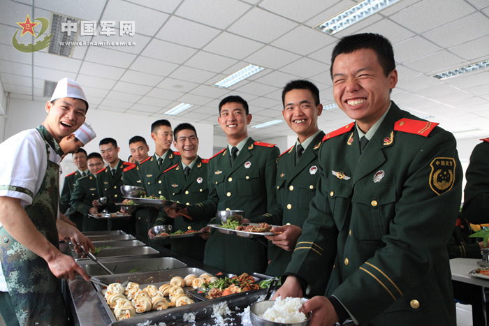 武警伙食費(fèi)漲三元：平時(shí)5菜1湯周末8菜大會(huì)餐