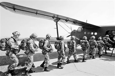 學(xué)員們正在分組登機(jī) 學(xué)員們正在分組登機(jī)