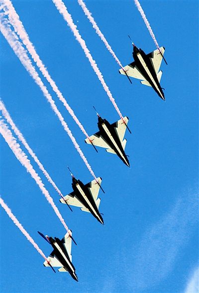 藍(lán)天為紙,6架紅藍(lán)涂裝的殲-10戰(zhàn)機(jī)縱情潑墨寫(xiě)意 藍(lán)天為紙,6架紅藍(lán)涂裝的殲-10戰(zhàn)機(jī)縱情潑墨寫(xiě)意