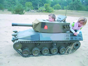 為了讓3歲兒子玩得拉風(fēng)，荷蘭父親9個(gè)月時(shí)間造了這輛坦克。